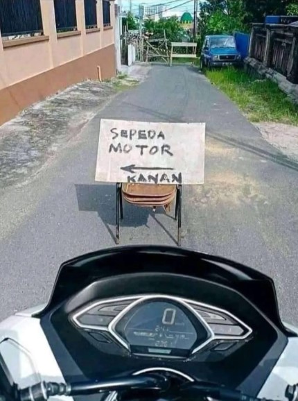 Potret nyeleneh papan petunjuk arah © berbagai sumber Potret nyeleneh papan petunjuk arah © berbagai sumber