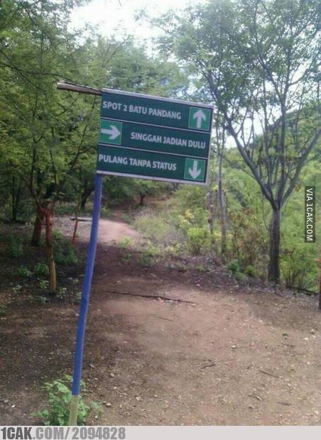 Potret nyeleneh papan petunjuk arah © berbagai sumber Potret nyeleneh papan petunjuk arah © berbagai sumber