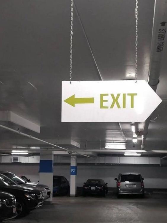 Potret nyeleneh papan petunjuk arah © berbagai sumber Potret nyeleneh papan petunjuk arah © berbagai sumber