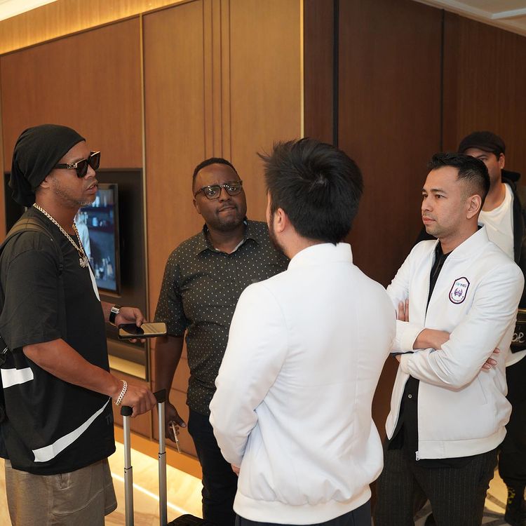 kedatangan Ronaldinho berbagai sumber