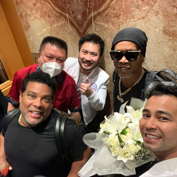 kedatangan Ronaldinho berbagai sumber