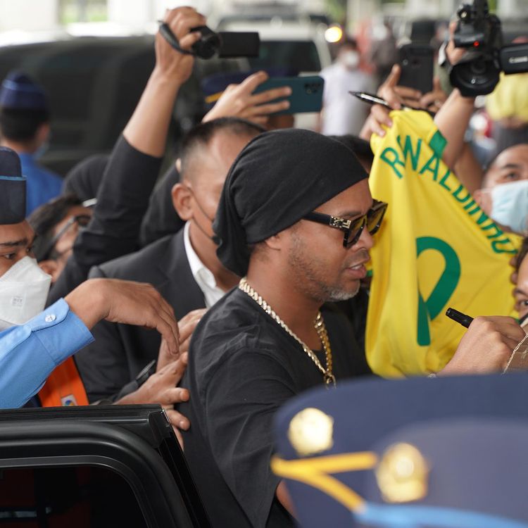 kedatangan Ronaldinho berbagai sumber