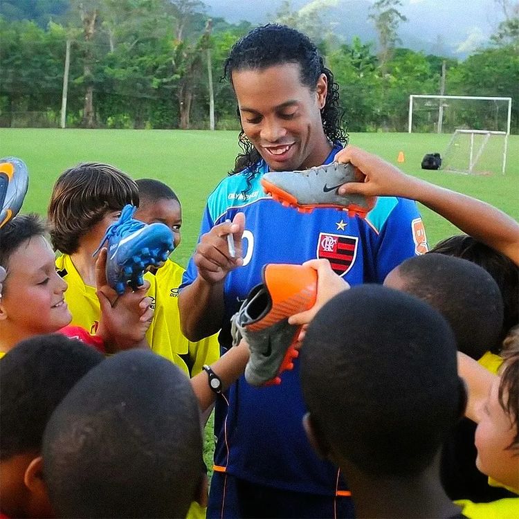 kedatangan Ronaldinho berbagai sumber