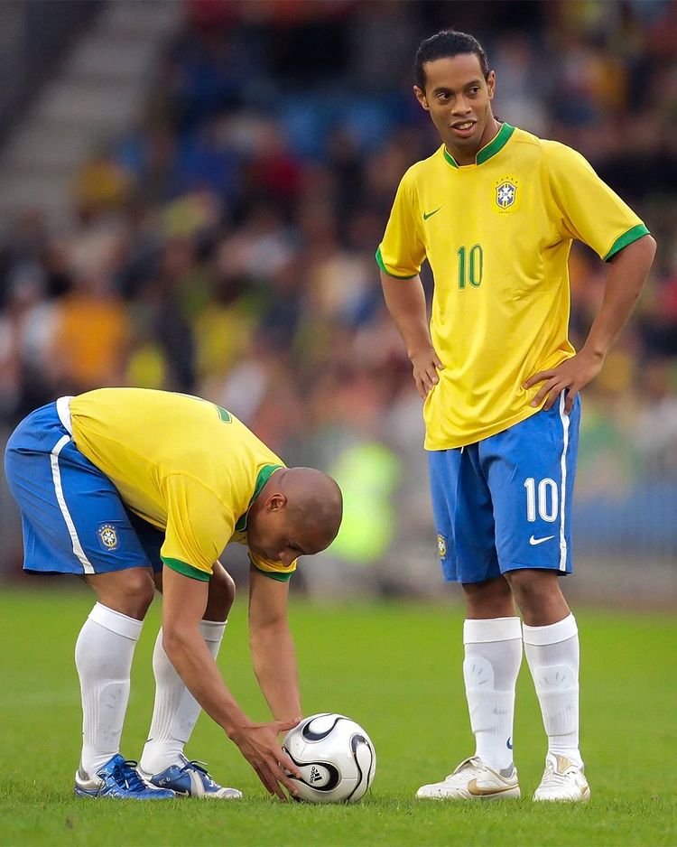 kedatangan Ronaldinho berbagai sumber