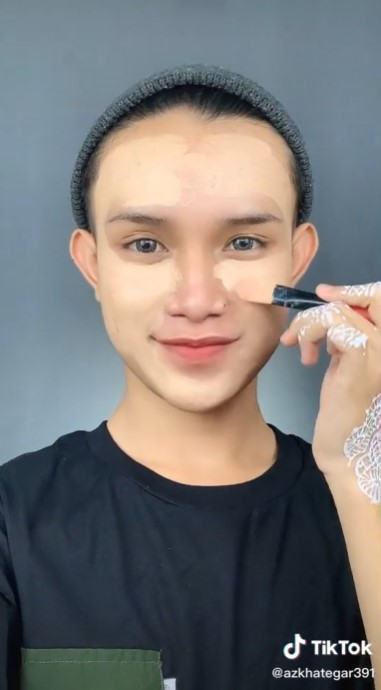 MUA dandan jadi pengantin wanita Sunda © TikTok