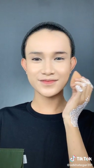 MUA dandan jadi pengantin wanita Sunda © TikTok