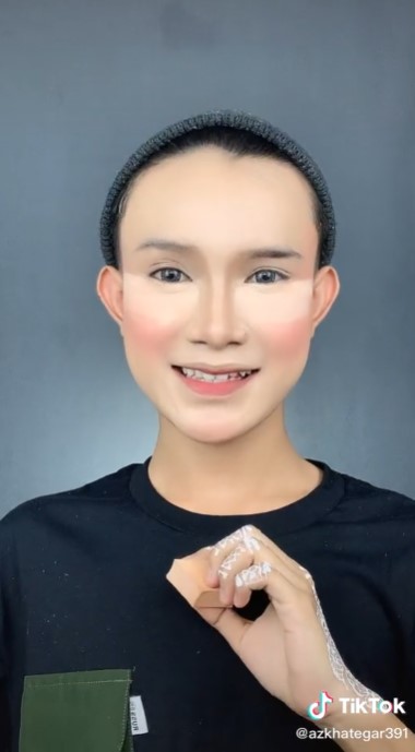 MUA dandan jadi pengantin wanita Sunda © TikTok