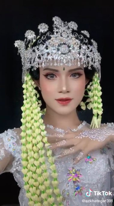 MUA dandan jadi pengantin wanita Sunda © TikTok MUA dandan jadi pengantin wanita Sunda © TikTok