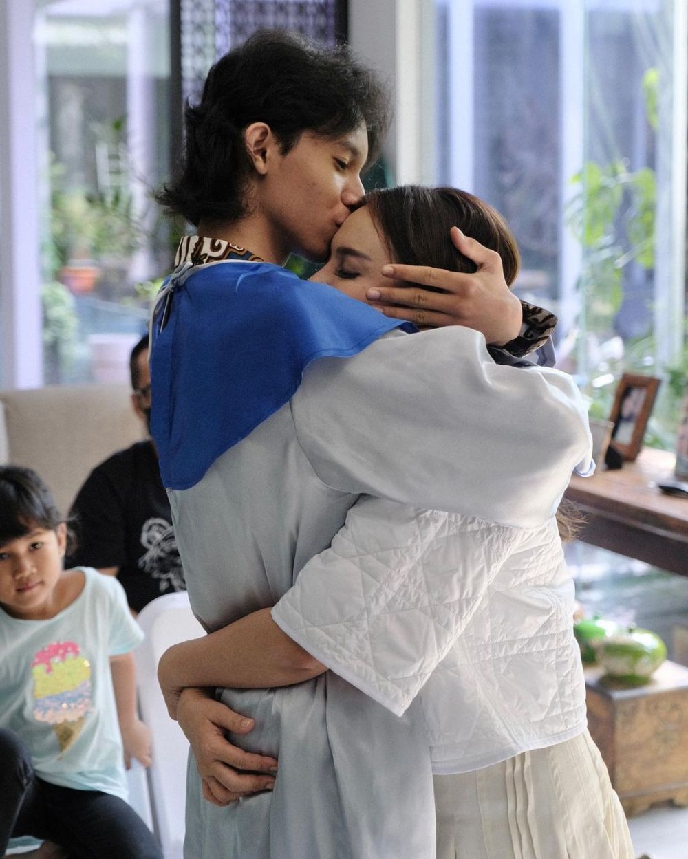 momen rossa dampingi anak wisuda © instagram