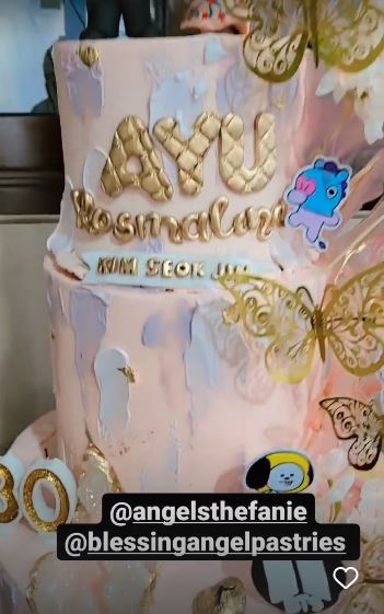11 Detail potret kue ultah Ayu Ting Ting ke-30, kece bertema Korea