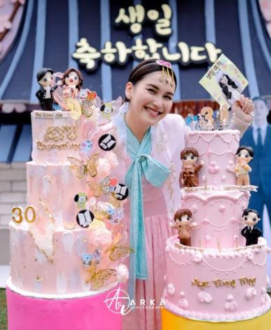 11 Detail potret kue ultah Ayu Ting Ting ke-30, kece bertema Korea