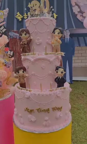 11 Detail potret kue ultah Ayu Ting Ting ke-30, kece bertema Korea
