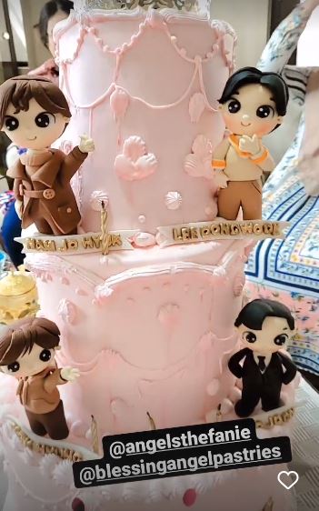 11 Detail potret kue ultah Ayu Ting Ting ke-30, kece bertema Korea