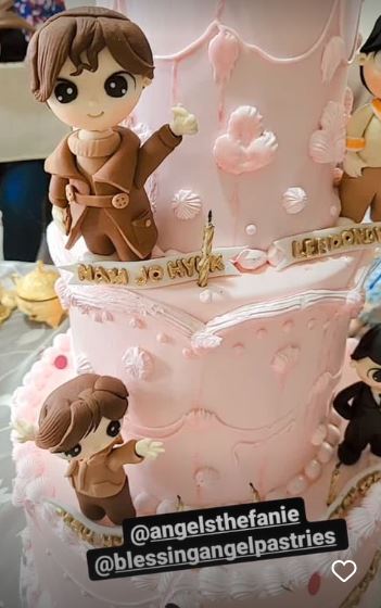 11 Detail potret kue ultah Ayu Ting Ting ke-30, kece bertema Korea