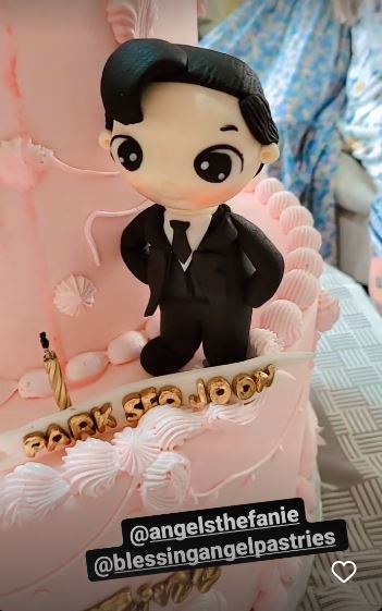 11 Detail potret kue ultah Ayu Ting Ting ke-30, kece bertema Korea