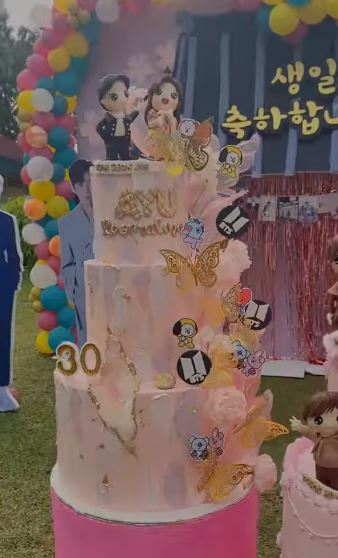 11 Detail potret kue ultah Ayu Ting Ting ke-30, kece bertema Korea