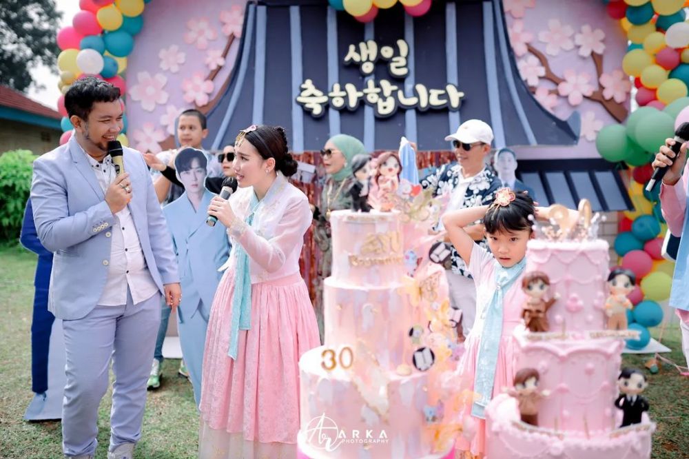 pesta kejutan ultah Ayu Ting Ting © berbagai sumber pesta kejutan ultah Ayu Ting Ting © berbagai sumber