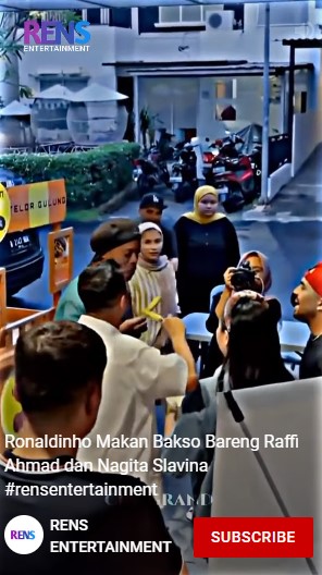 10 Potret Ronaldinho kulineran di Indonesia, cicipi telur gulung