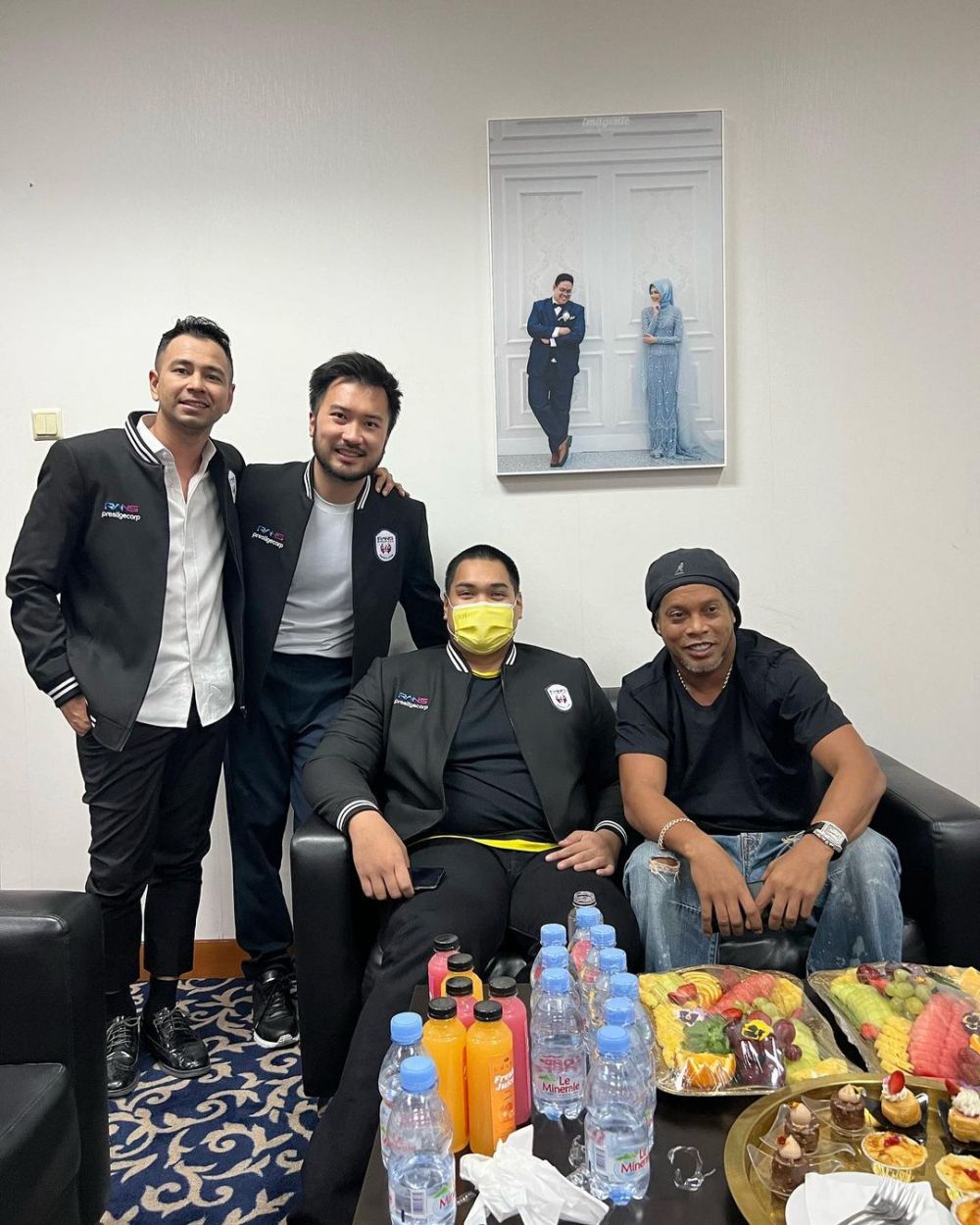 10 Potret Ronaldinho kulineran di Indonesia, cicipi telur gulung