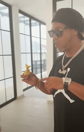 10 Potret Ronaldinho kulineran di Indonesia, cicipi telur gulung