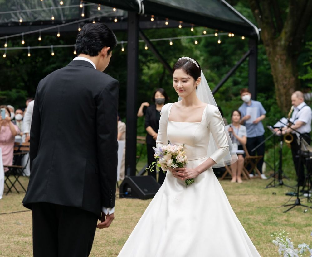 11 Momen pernikahan Jang Na-ra, wajah suami dirahasiakan