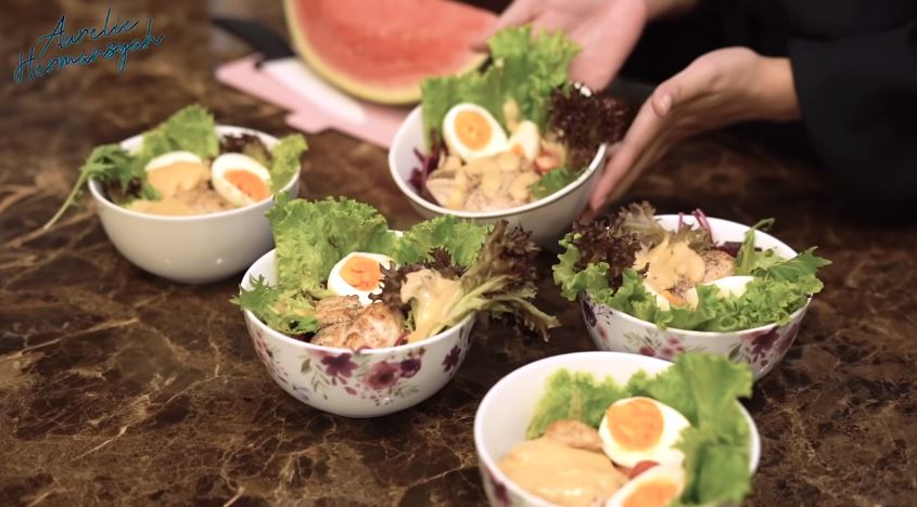 Kreasi salad sayur ala 11 seleb, cocok jadi inspirasi menu sehat