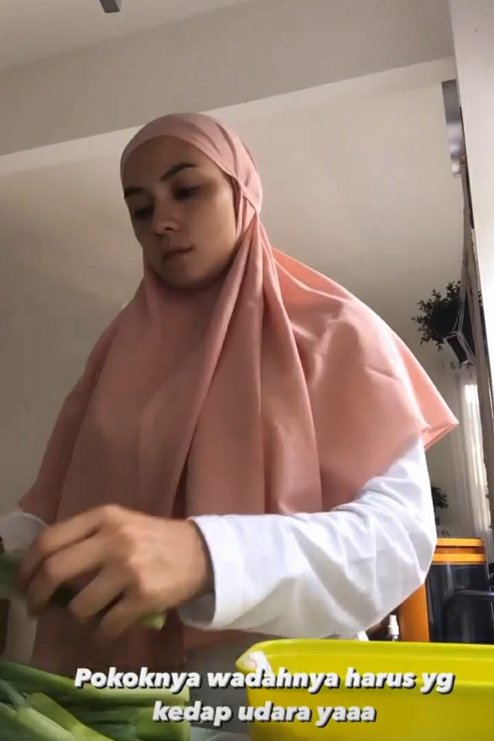 13 Cara Enno Lerian simpan bahan makanan buat seminggu, tinggal masak