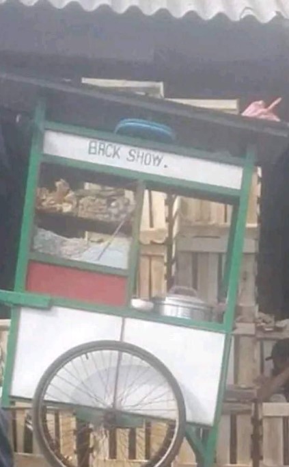 Tulisan lucu di etalase pedagang makanan © berbagai sumber