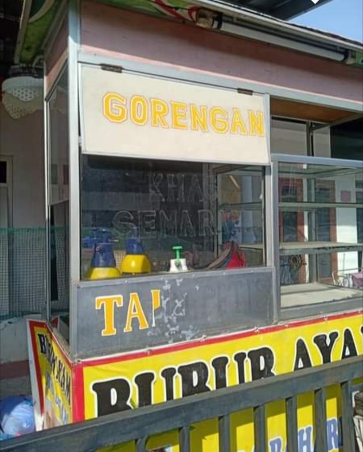 Tulisan lucu di etalase pedagang makanan © berbagai sumber