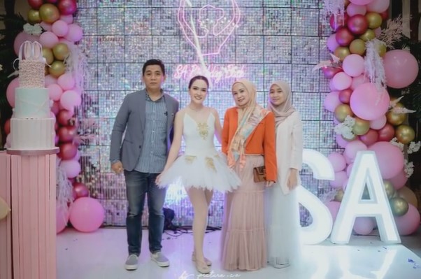 11 Potret kue ulang tahun Shandy ke-35, elegan bertema ballerina