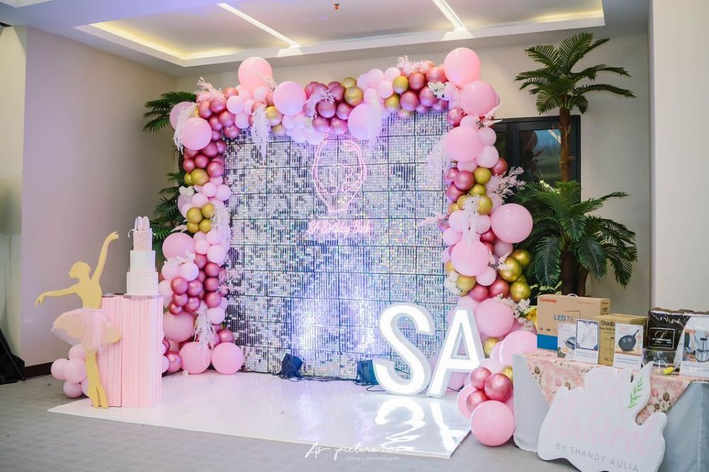 11 Potret kue ulang tahun Shandy ke-35, elegan bertema ballerina