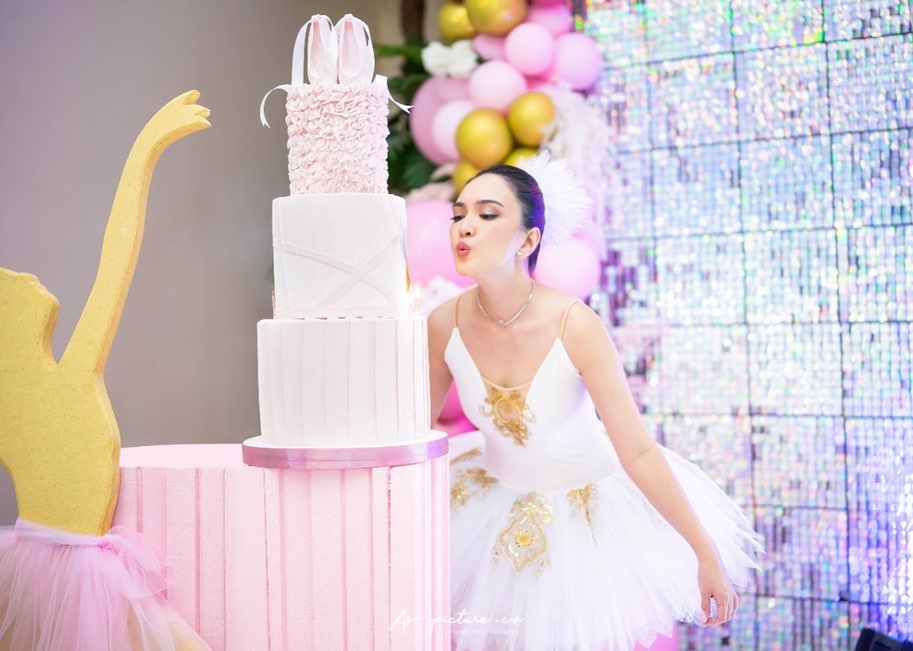 11 Potret kue ulang tahun Shandy ke-35, elegan bertema ballerina
