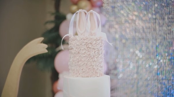 11 Potret kue ulang tahun Shandy ke-35, elegan bertema ballerina