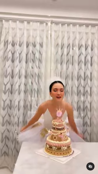 11 Potret kue ulang tahun Shandy ke-35, elegan bertema ballerina