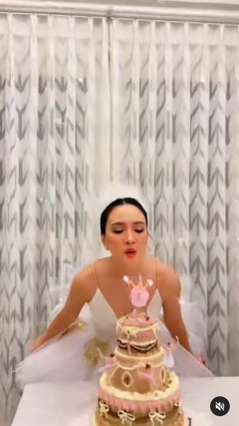 11 Potret kue ulang tahun Shandy ke-35, elegan bertema ballerina