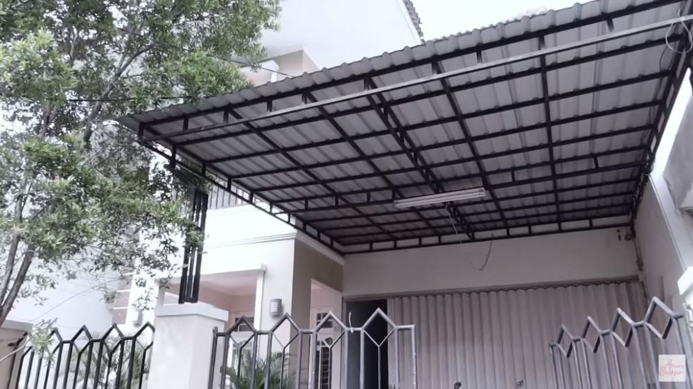 penampakan rumah sementara arumi bachsin © YouTube