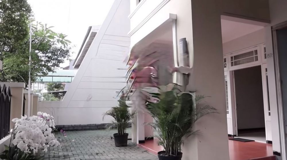 penampakan rumah sementara arumi bachsin © YouTube