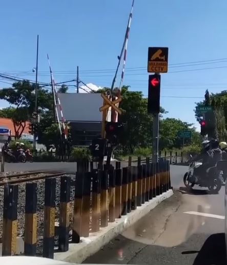 pengendara kena prank palang kereta © berbagai sumber