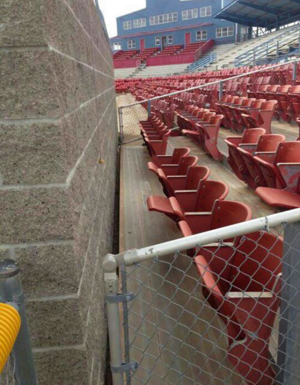 bangunan 'nggak guna' di tempat umum  © berbagai sumber bangunan 'nggak guna' di tempat umum  © berbagai sumber