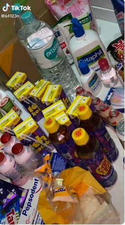 6 Cara simpel menata kulkas ala anak kosan agar rapi bak minimarket