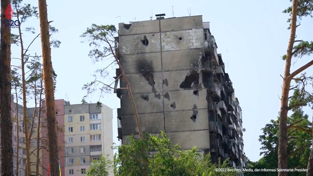 13 Momen Jokowi di Ukraina, tinjau apartemen yang hancur akibat perang