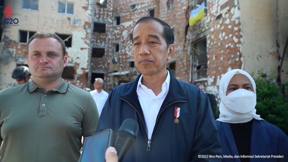 13 Momen Jokowi di Ukraina, tinjau apartemen yang hancur akibat perang