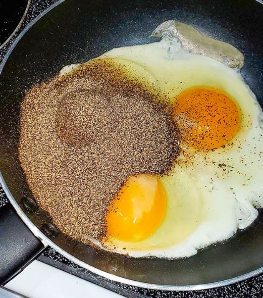 ngasih bumbu pas masak lucu malahan © berbagai sumber