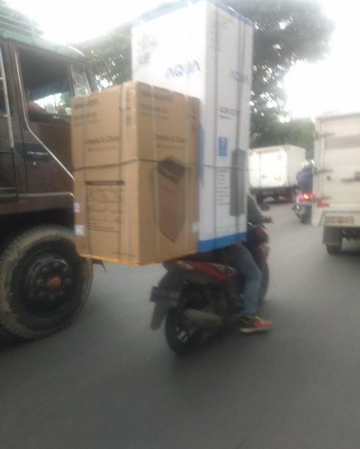 driver ojek dapat order angkut kulkas © berbagai sumber