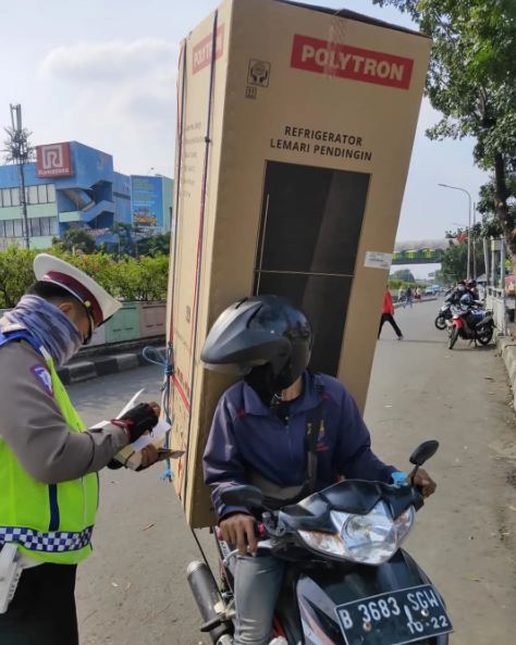 driver ojek dapat order angkut kulkas © berbagai sumber