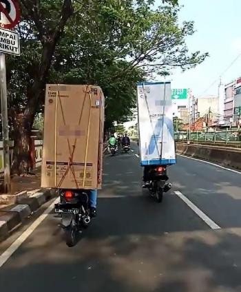 driver ojek dapat order angkut kulkas © berbagai sumber