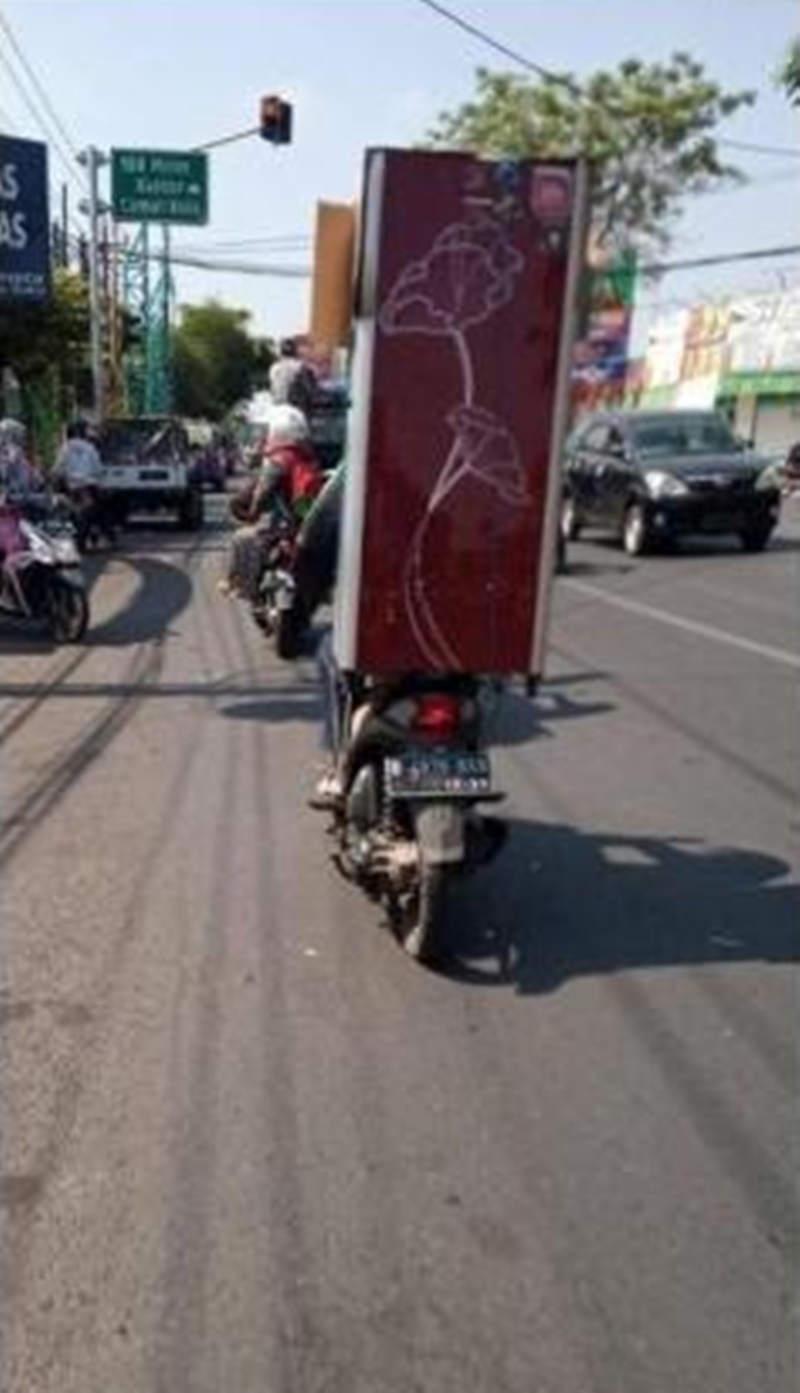 driver ojek dapat order angkut kulkas © berbagai sumber