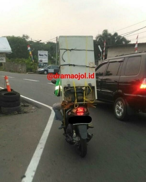 driver ojek dapat order angkut kulkas © berbagai sumber