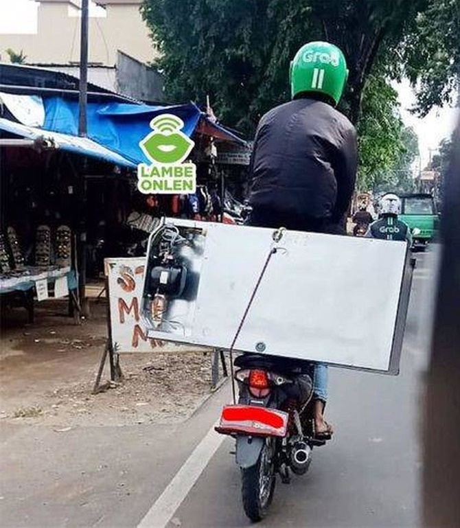 driver ojek dapat order angkut kulkas © berbagai sumber