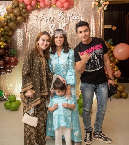 Momen ulang tahun pedangdut © berbagai sumber Momen ulang tahun pedangdut © berbagai sumber